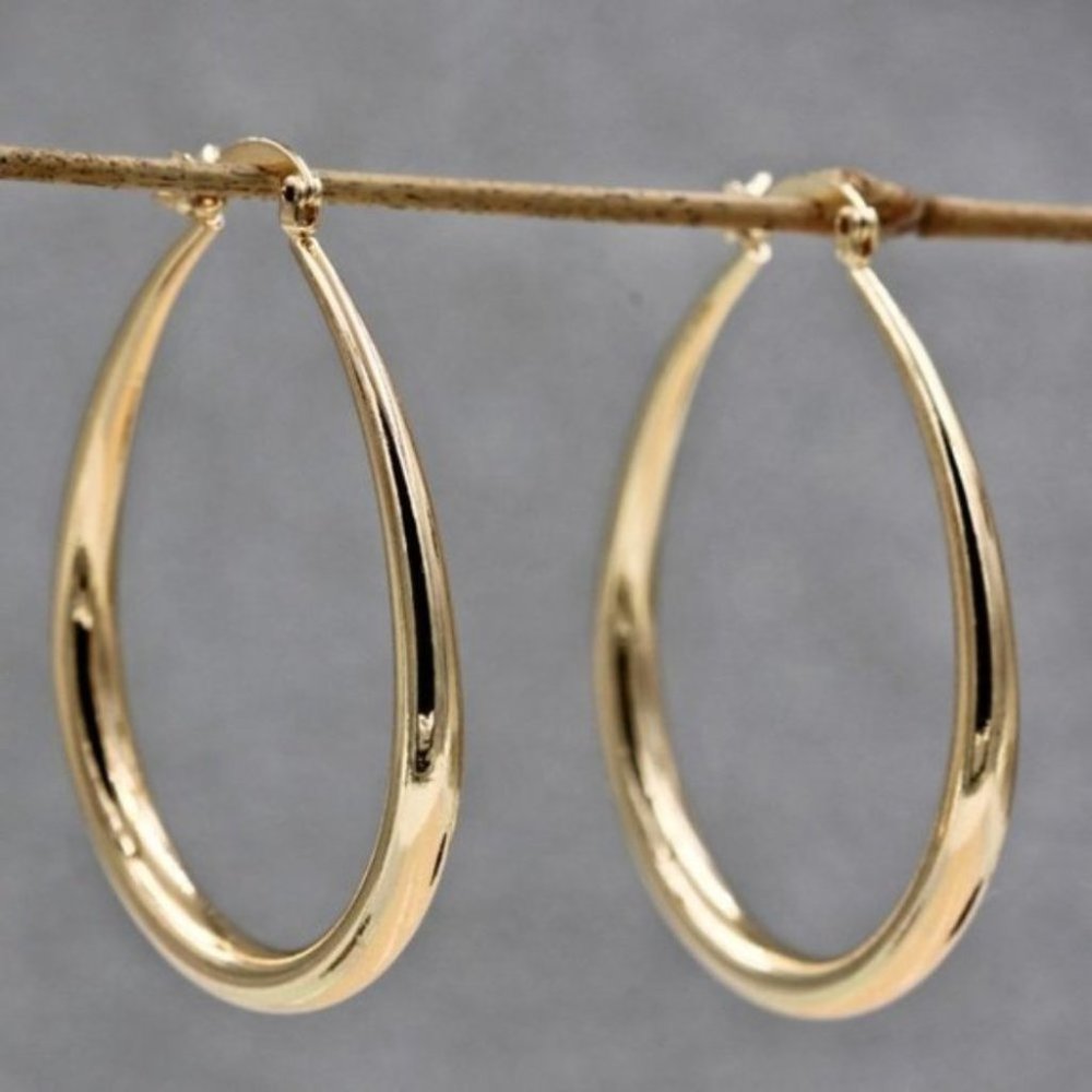 **18K Yellow Gold 1.5'' Oval Hoop Earrings - Picture 8 of 11